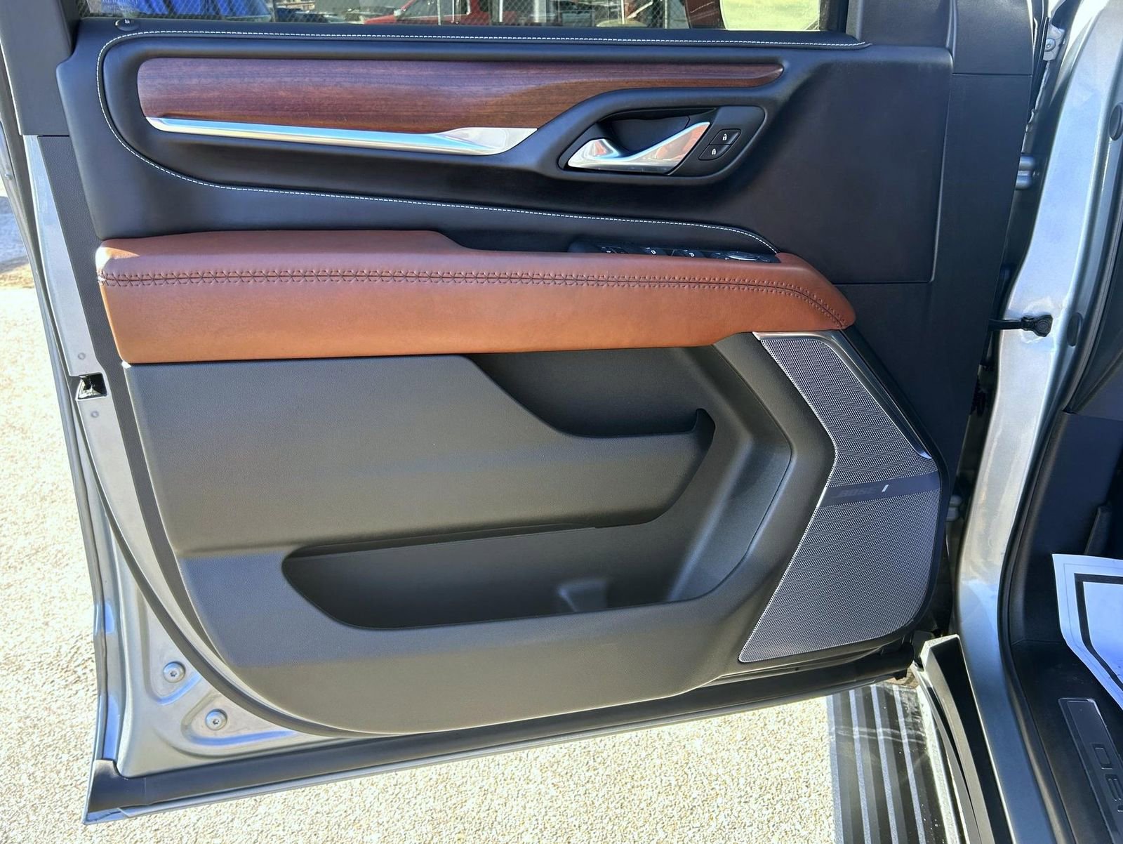 Used 2024 GMC Yukon XL Denali Ultimate image 9