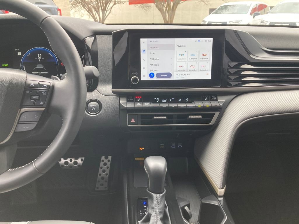 Used 2025 Toyota Camry SE image 17