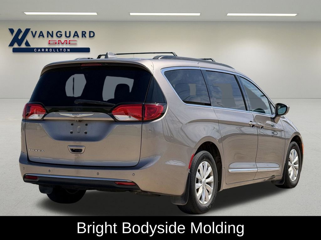 Used 2017 Chrysler Pacifica Touring-L FWD image 10