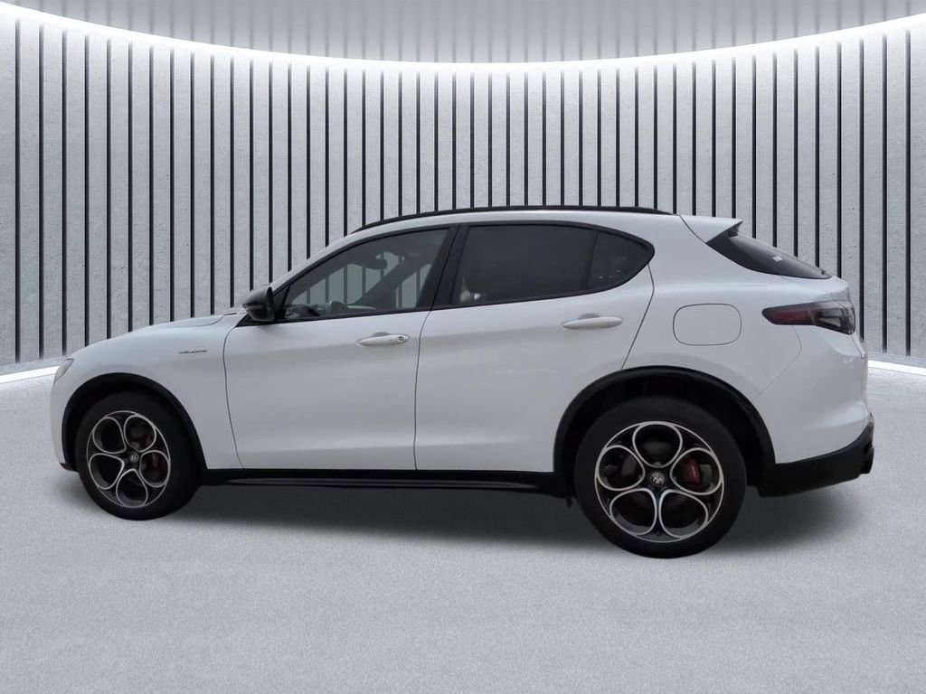 Used 2024 Alfa Romeo Stelvio Veloce image 11