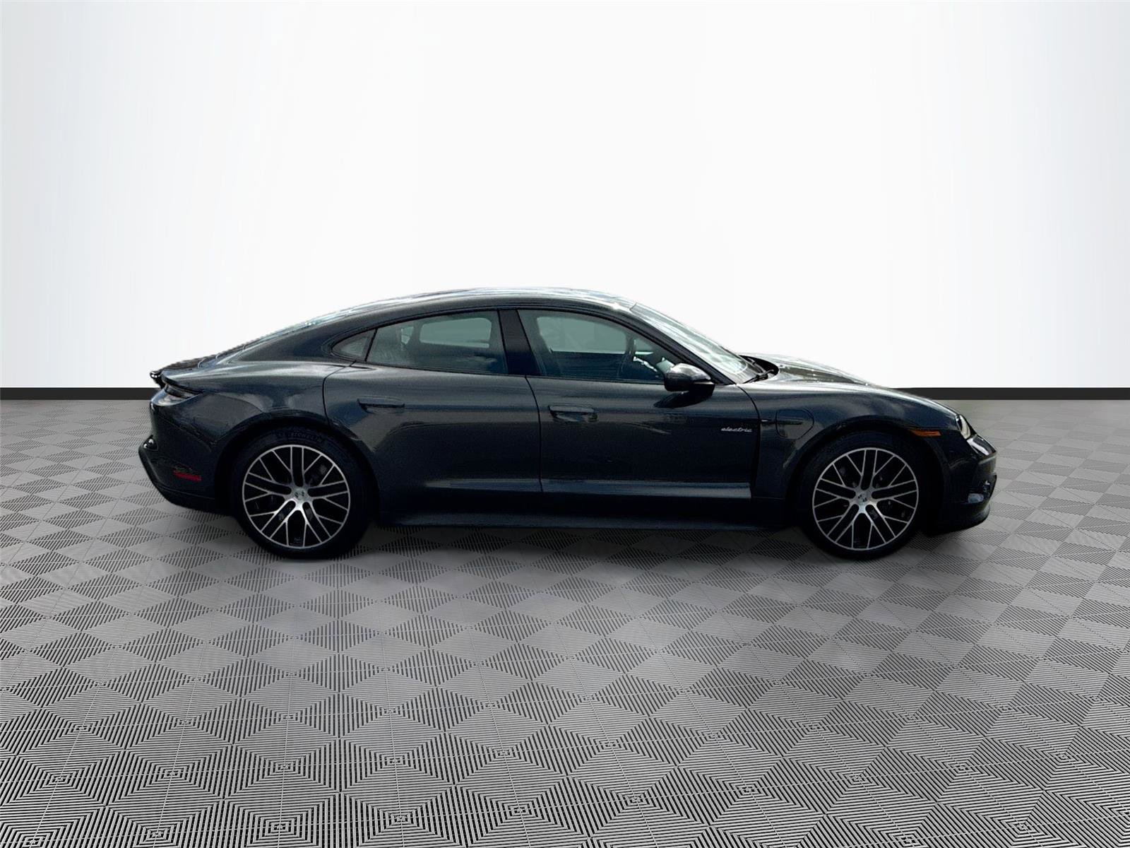 Used 2025 Porsche Taycan image 8