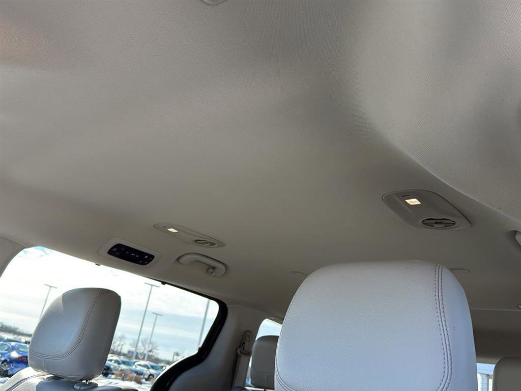 Used 2017 Chrysler Pacifica Touring-L w/ Tire & Wheel Group image 9