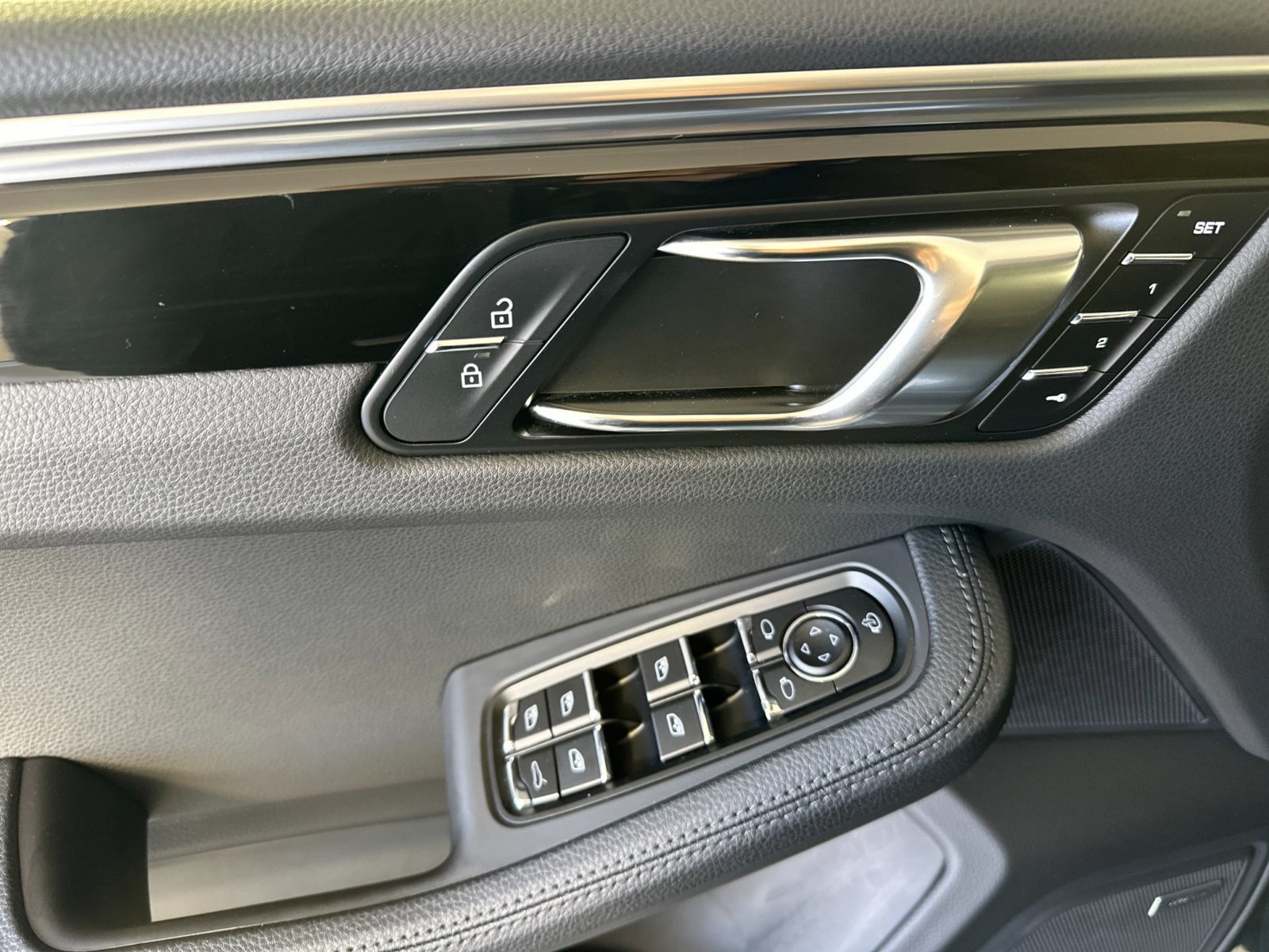 Certified 2024 Porsche Macan AWD/4WD image 12