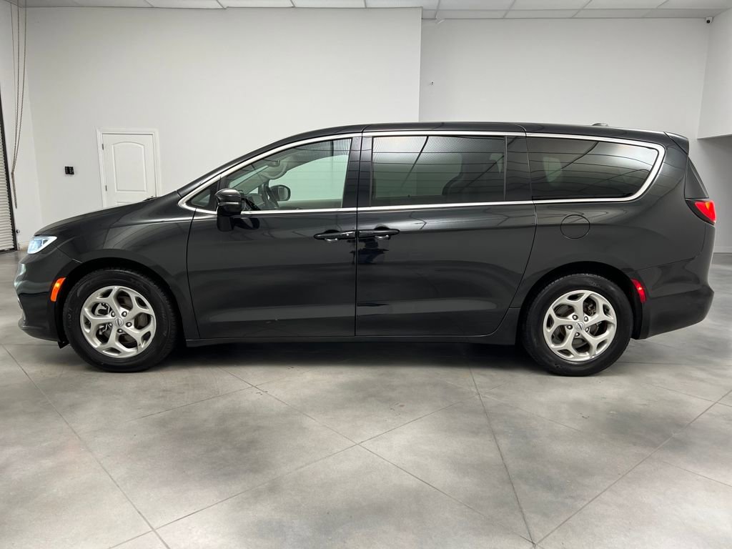 Used 2024 Chrysler Pacifica Limited image 4