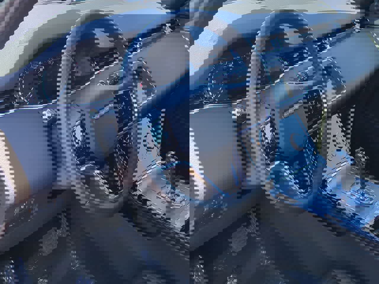 Used 2023 Land Rover Range Rover Evoque S image 2