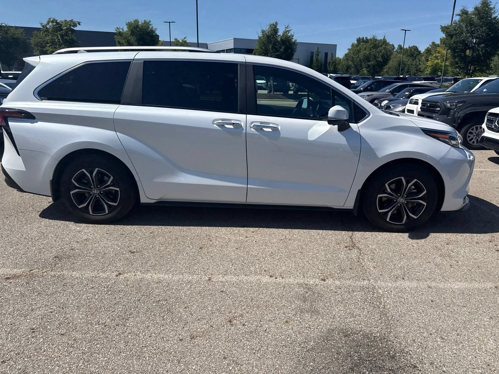 Used 2025 Toyota Sienna Platinum AWD/4WD image 4