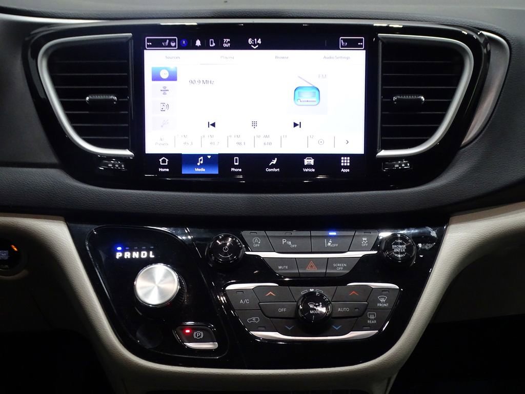 Used 2023 Chrysler Pacifica Touring-L image 32