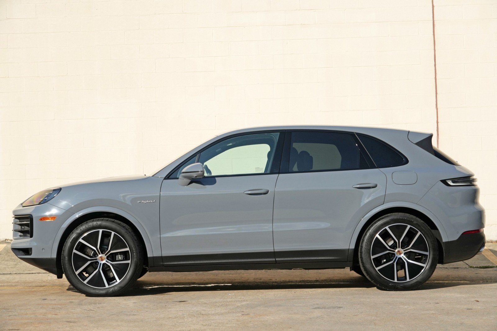 Used 2025 Porsche Cayenne E-Hybrid w/ Premium Package Plus AWD/4WD image 9