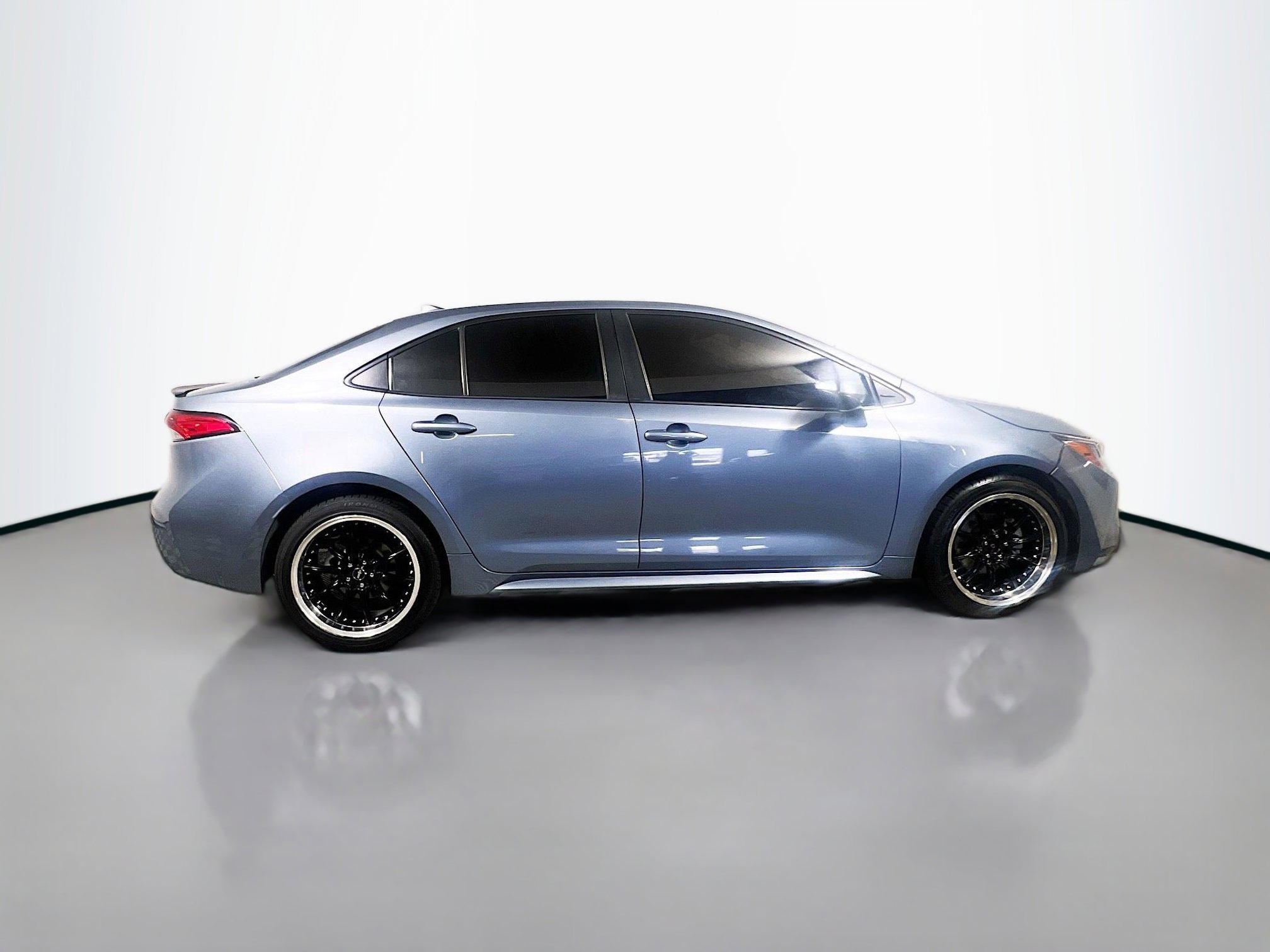 Used 2021 Toyota Corolla LE FWD image 3