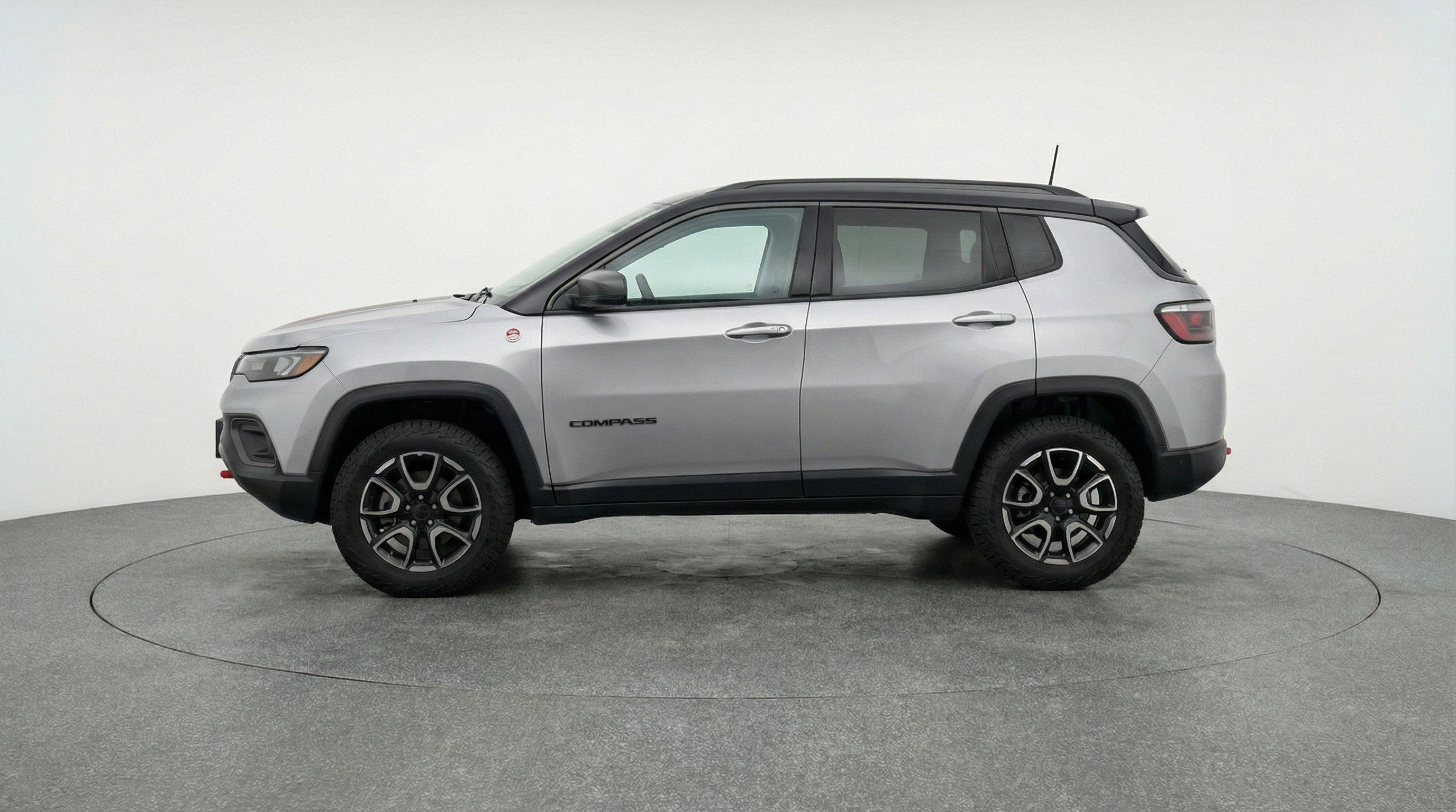 Used 2025 Jeep Compass Trailhawk image 5