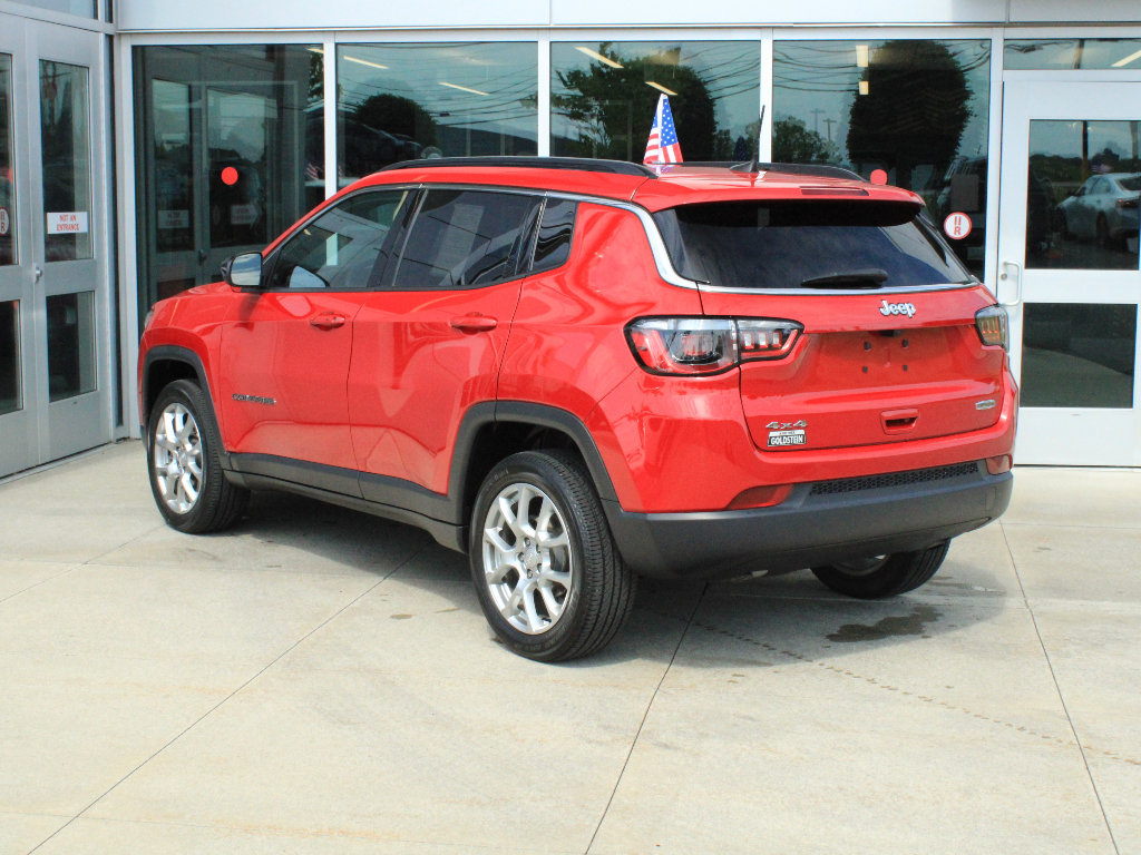 Certified 2023 Jeep Compass Latitude w/ Sun and Sound Group AWD/4WD image 8