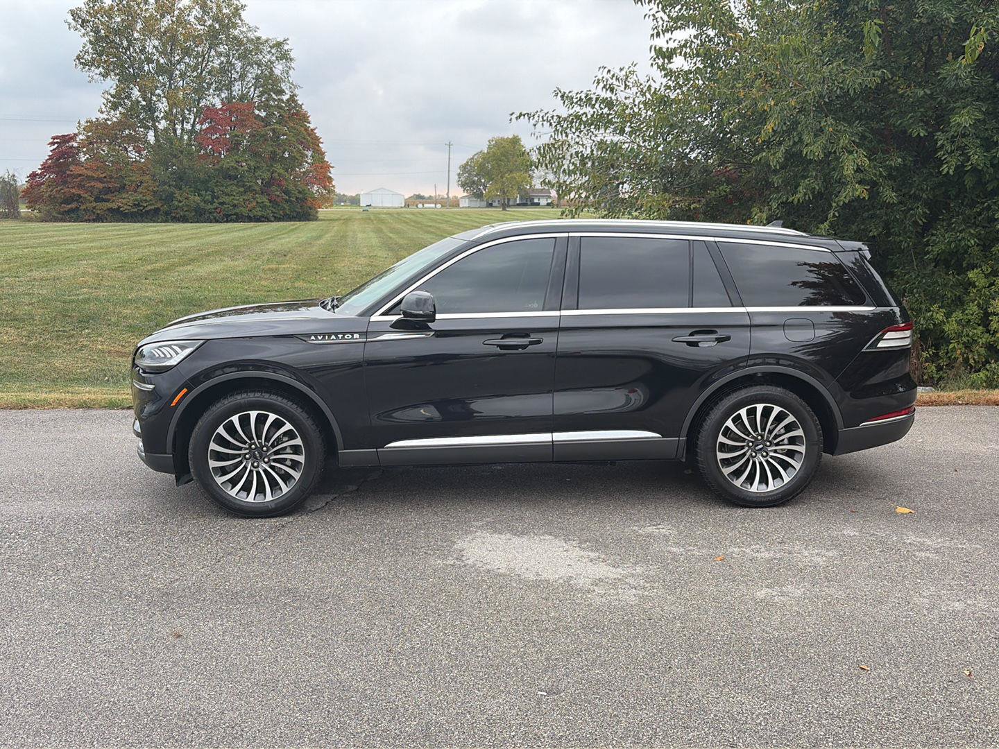 Used 2022 Lincoln Aviator AWD w/ Premium Package image 2