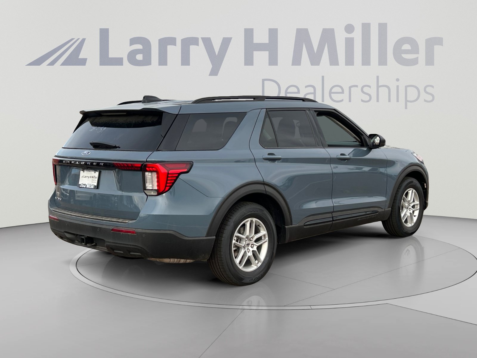 New 2026 Ford Explorer Active RWD image 5