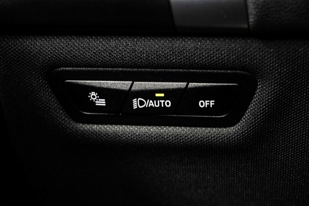 Used 2025 BMW iX xDrive50 w/ Premium Package AWD/4WD image 39