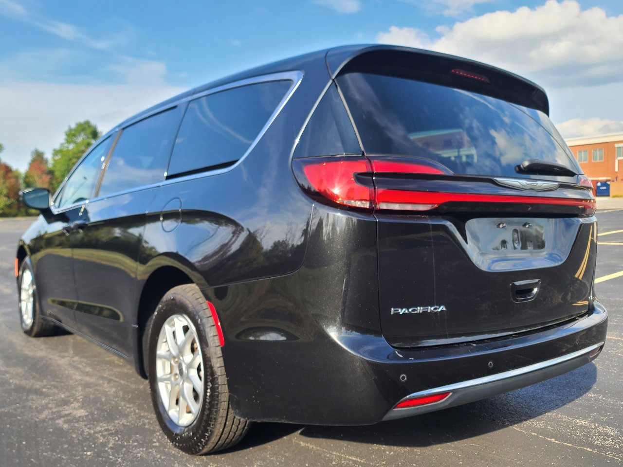 Used 2023 Chrysler Pacifica Touring-L image 4