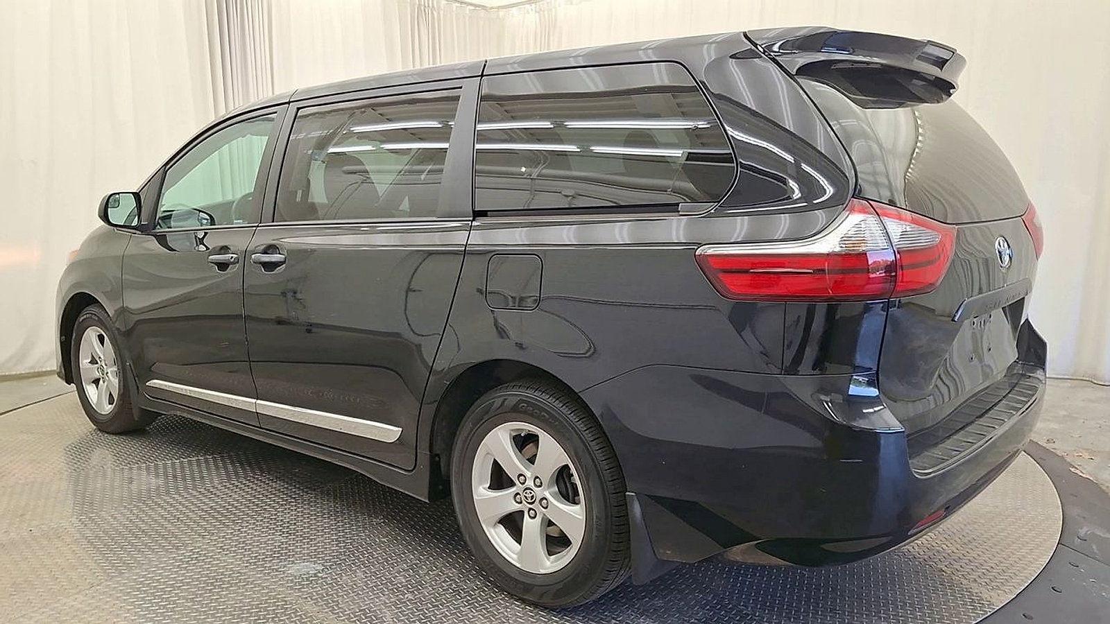 Used 2020 Toyota Sienna L FWD image 9