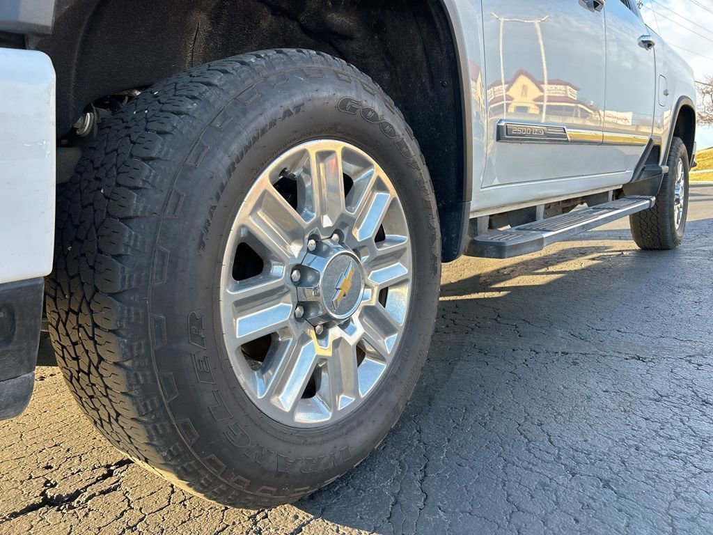 Used 2025 Chevrolet Silverado 2500 High Country w/ Technology Package AWD/4WD image 9