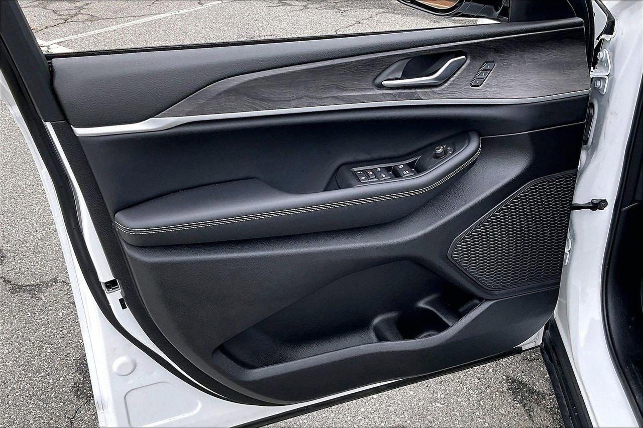 Certified 2025 Jeep Grand Cherokee Limited w/ Black Appearance Package image 28