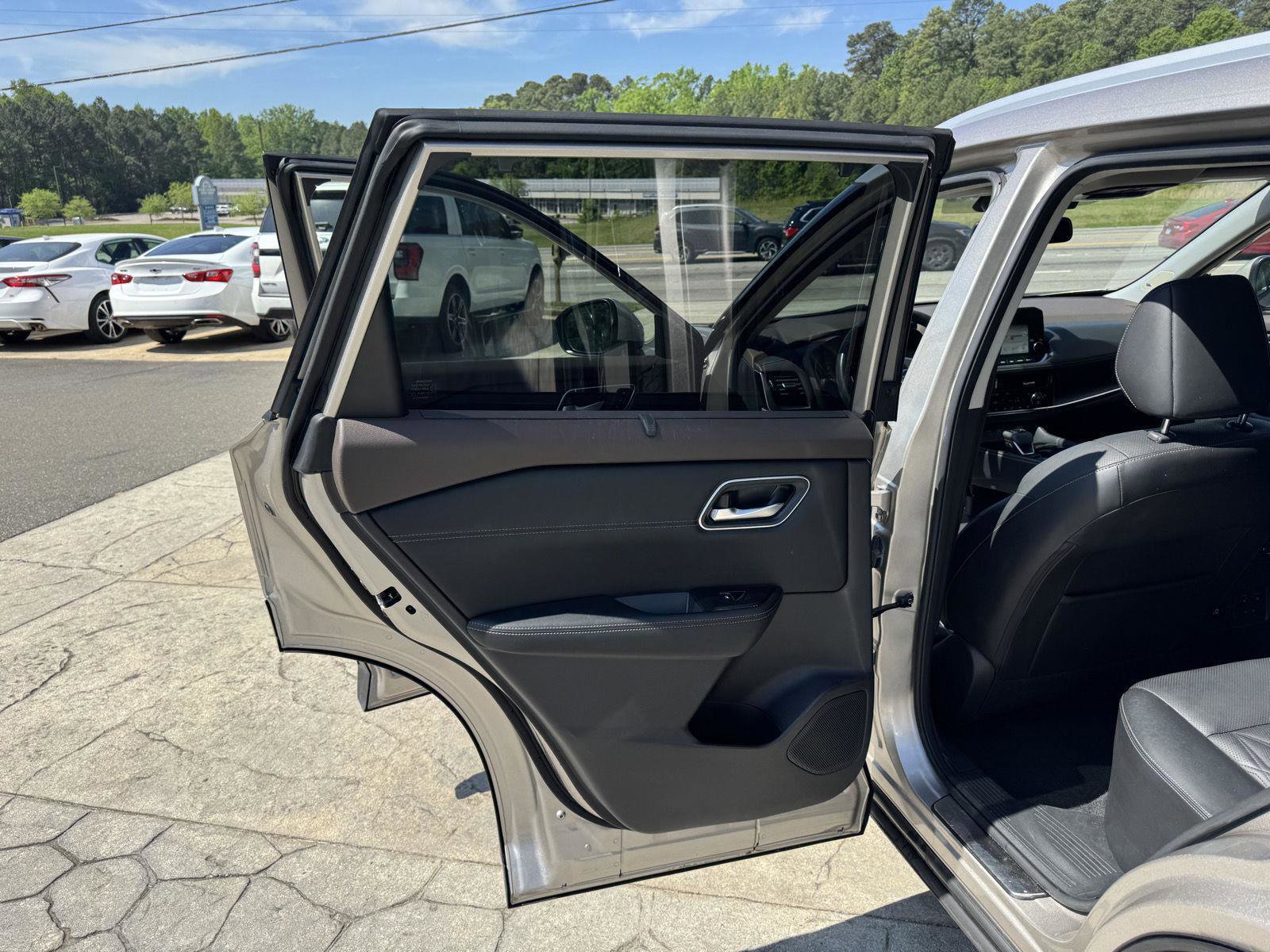 Used 2021 Nissan Rogue Platinum image 8