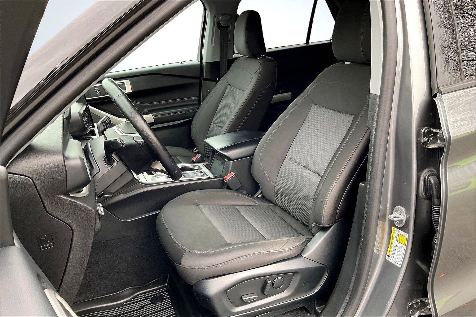Used 2023 Ford Explorer XLT AWD/4WD image 25