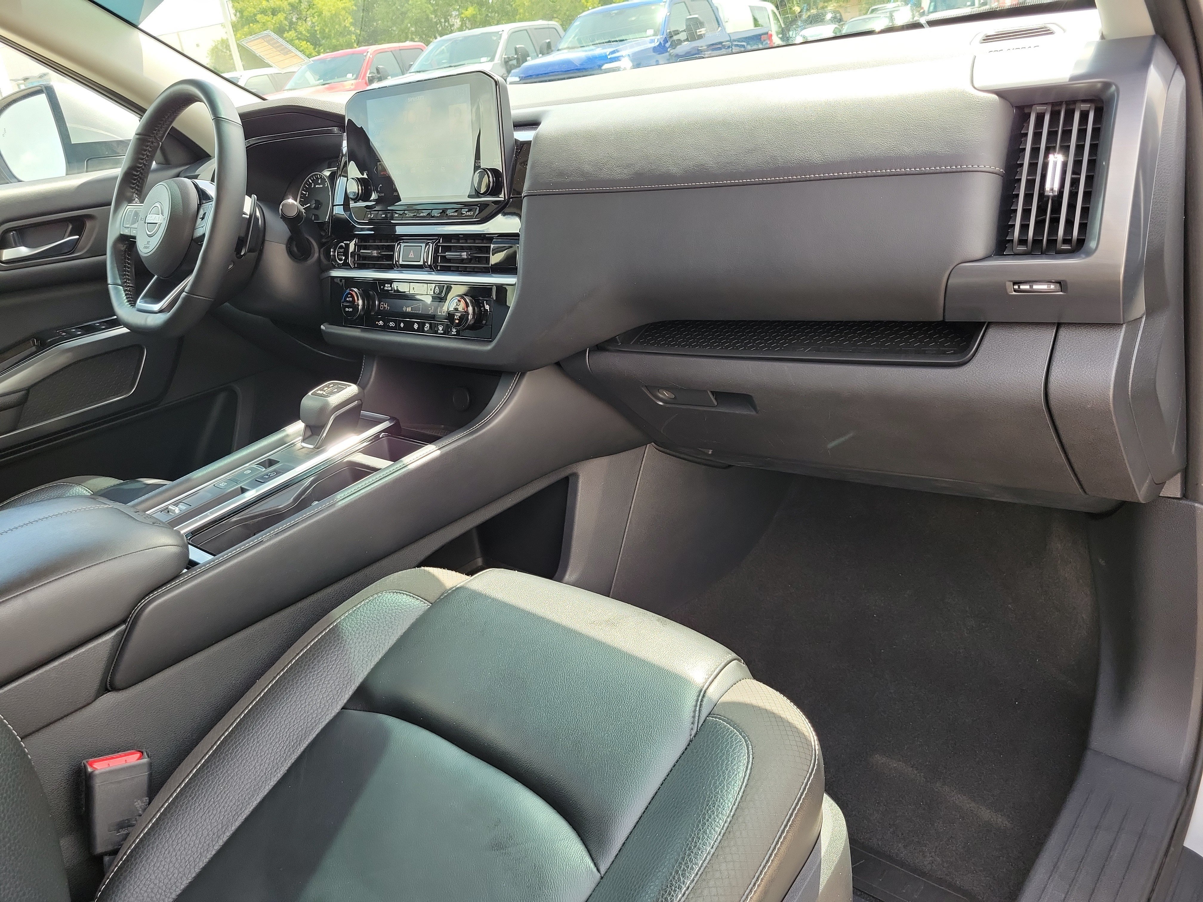 Used 2024 Nissan Pathfinder SL w/ Black Appearance Package FWD image 19
