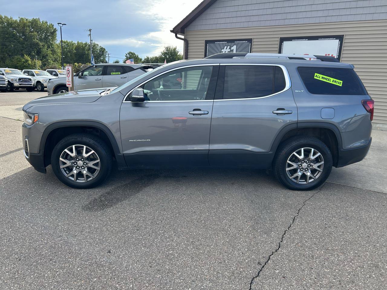 Used 2022 GMC Acadia SLT w/ LPO, Roadside Safety Package AWD/4WD image 8
