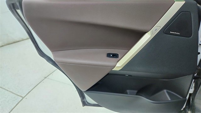 Used 2022 BMW iX xDrive50 w/ Premium Package image 31