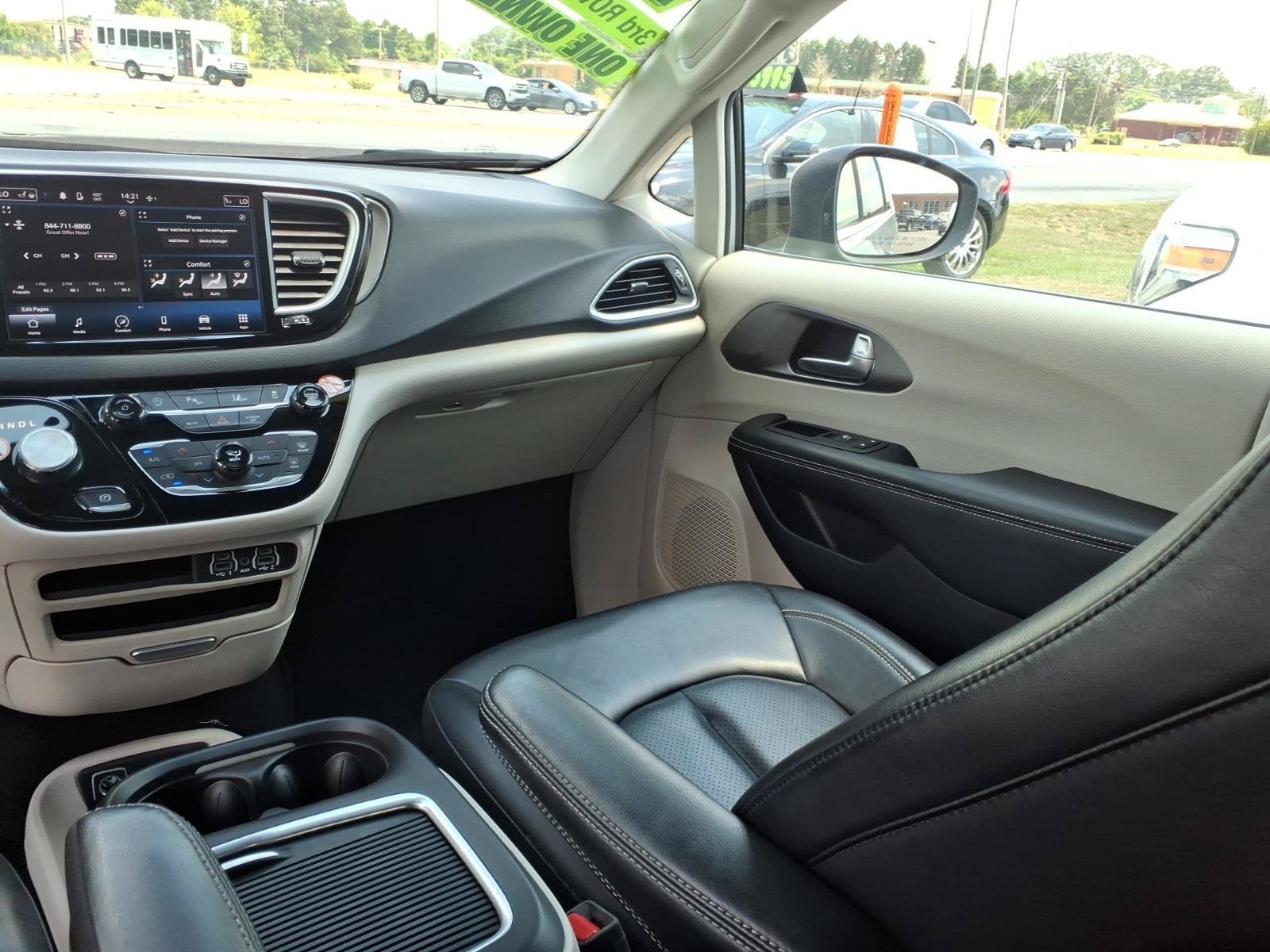 Used 2023 Chrysler Pacifica Touring-L FWD image 11