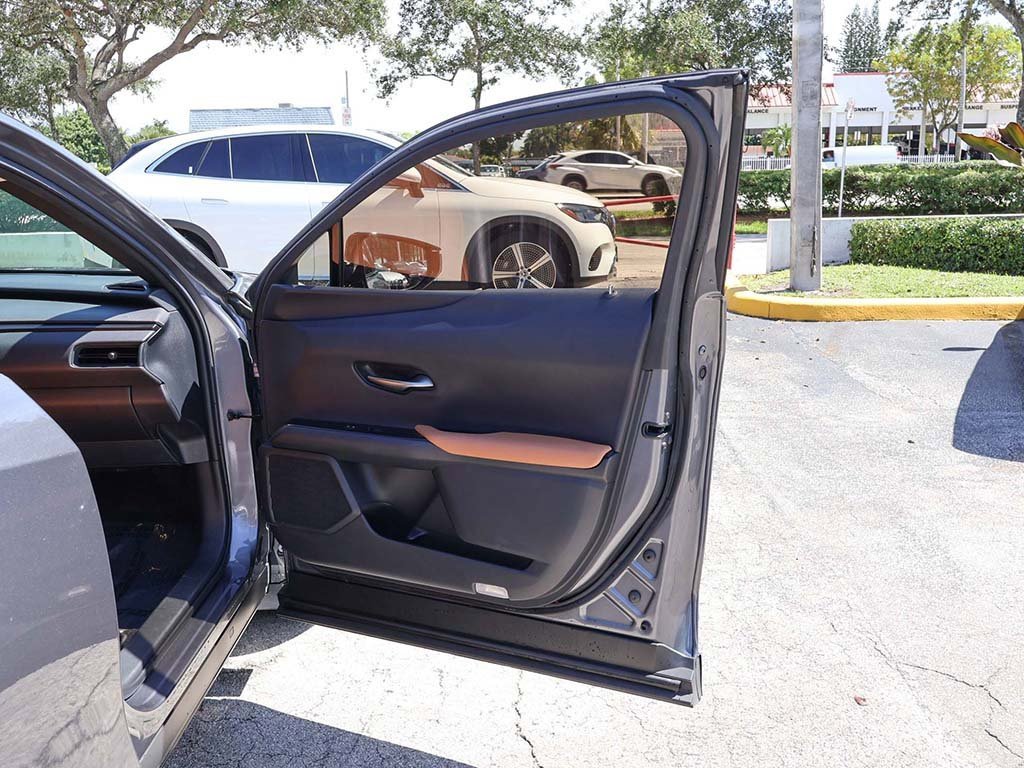 Used 2019 Lexus UX 200 image 24