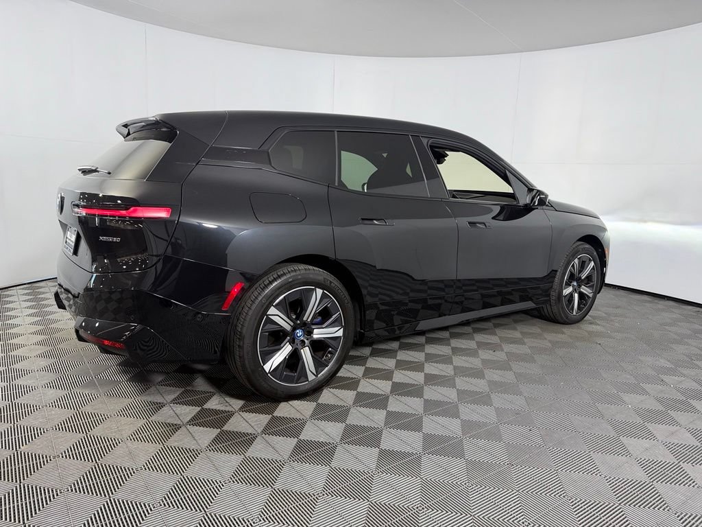 Used 2023 BMW iX xDrive50 w/ Sport Package AWD/4WD image 7