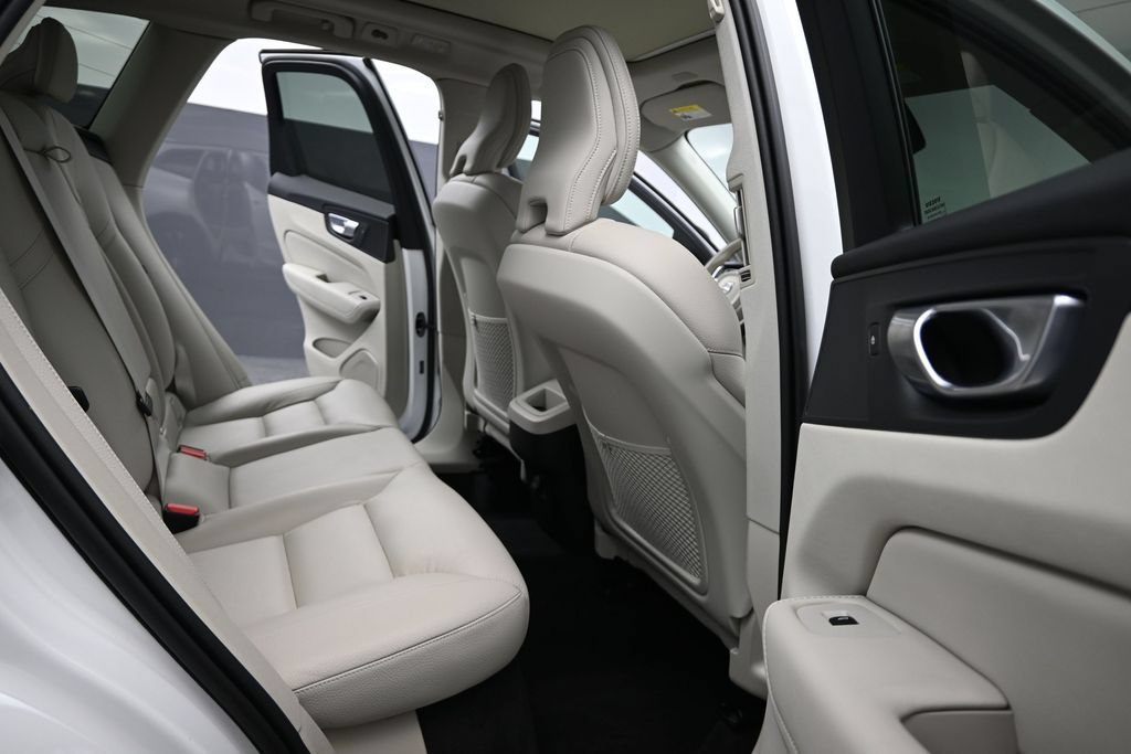 Used 2024 Volvo XC60 B5 Core w/ Protection Package Premier AWD/4WD image 17