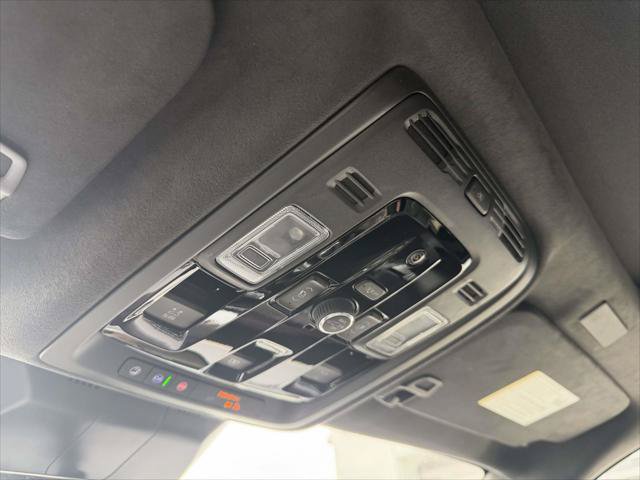 Used 2025 Cadillac Escalade ESV V AWD/4WD image 37