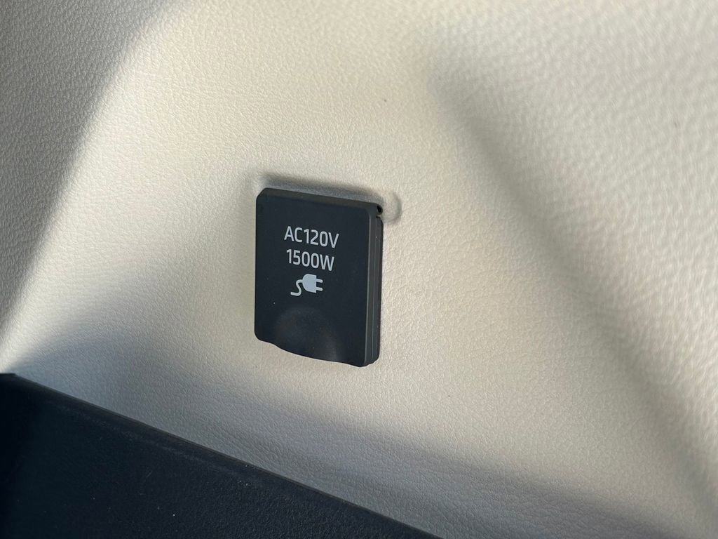 Used 2023 Toyota Sienna Limited FWD image 16