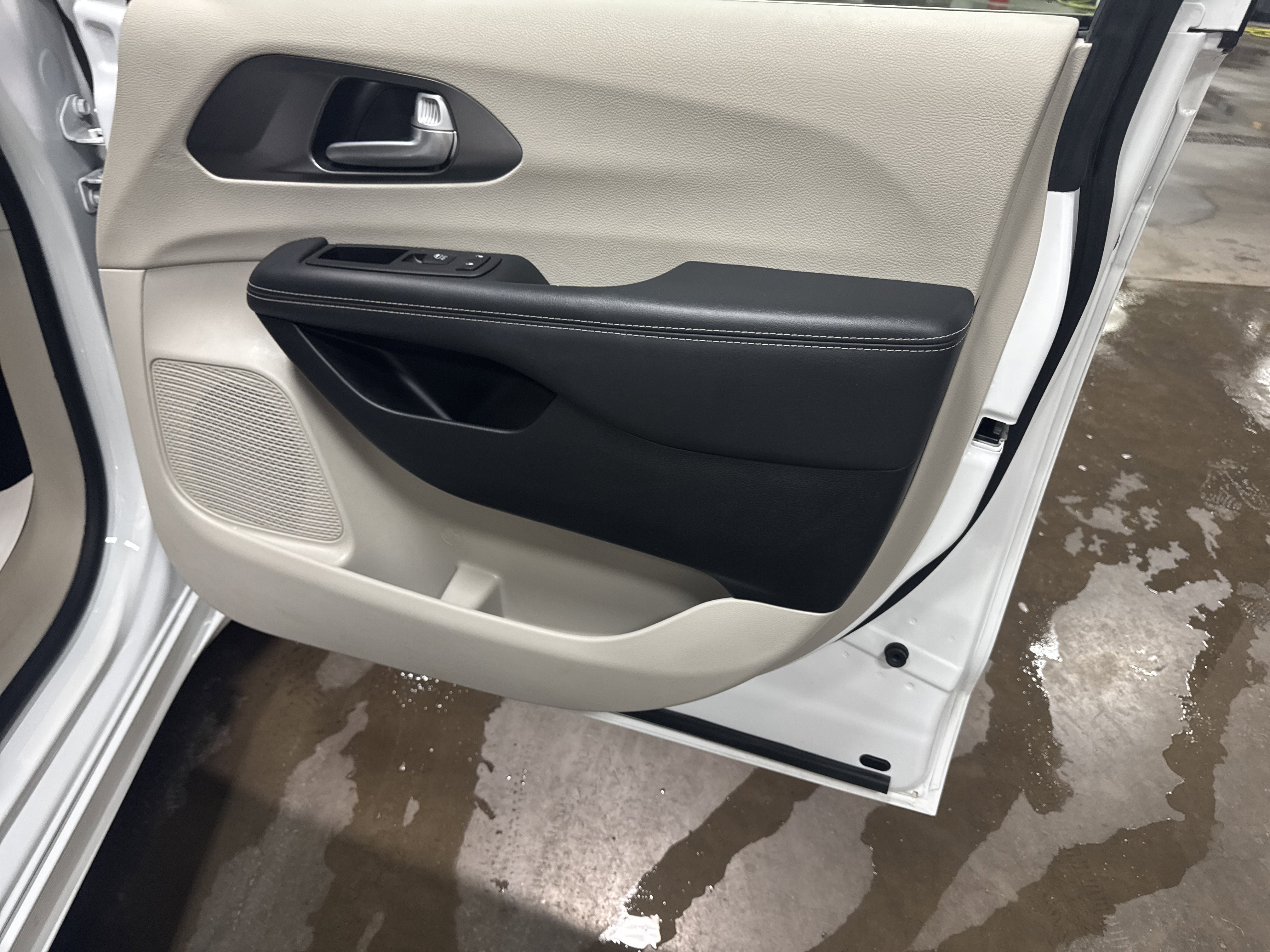 Used 2024 Chrysler Pacifica Touring-L image 43