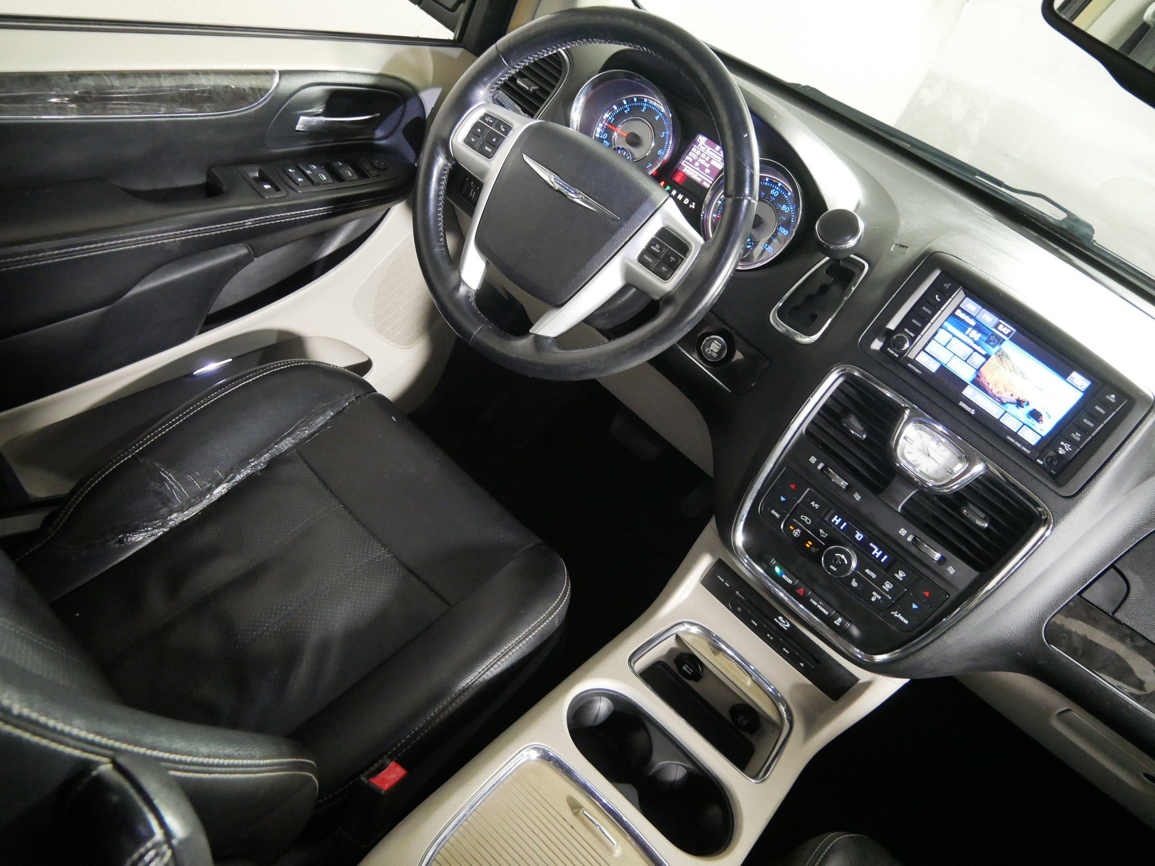 Used 2015 Chrysler Town & Country Touring-L w/ Driver Convenience Group FWD image 9
