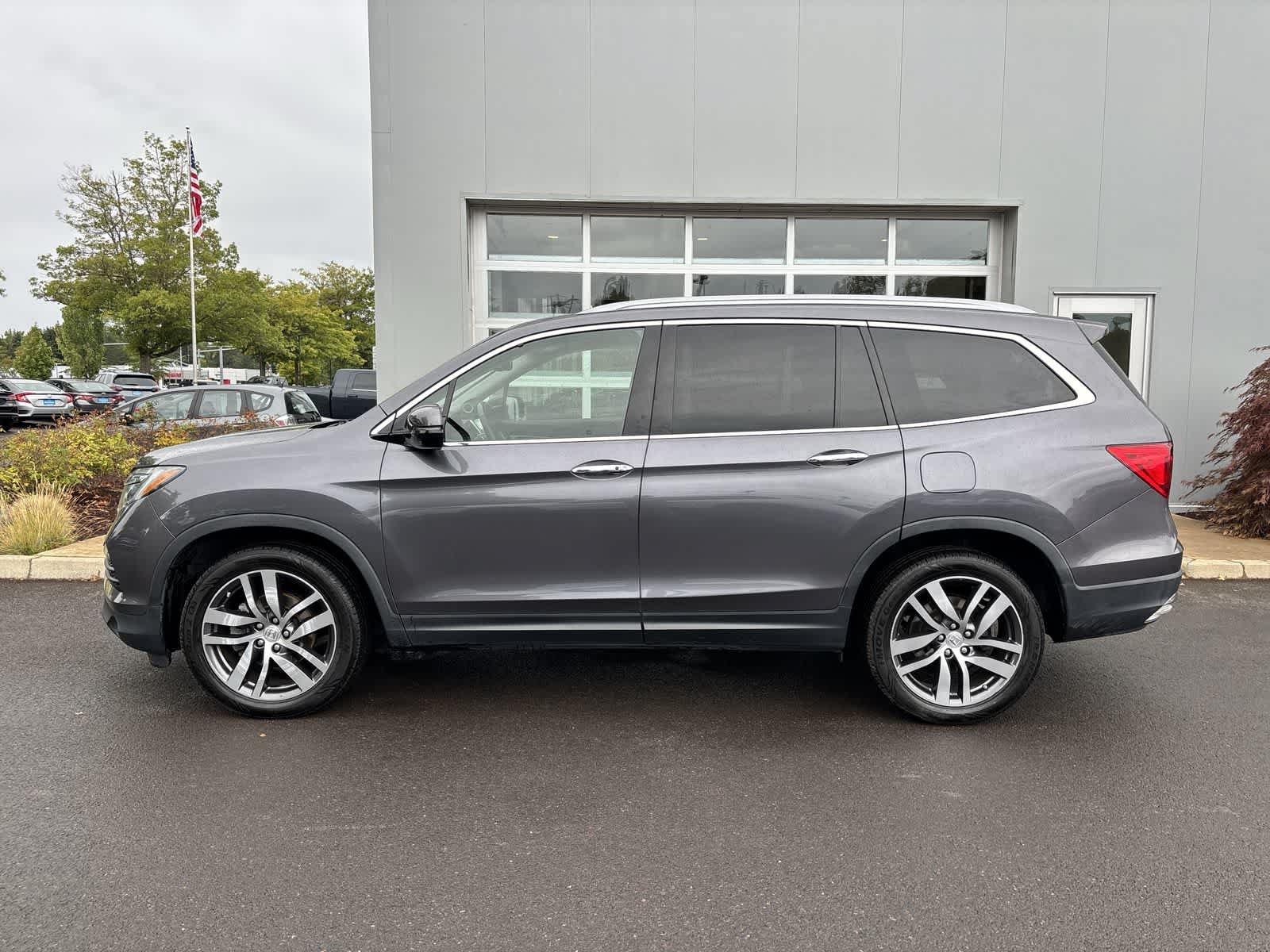 Used 2017 Honda Pilot Elite image 2