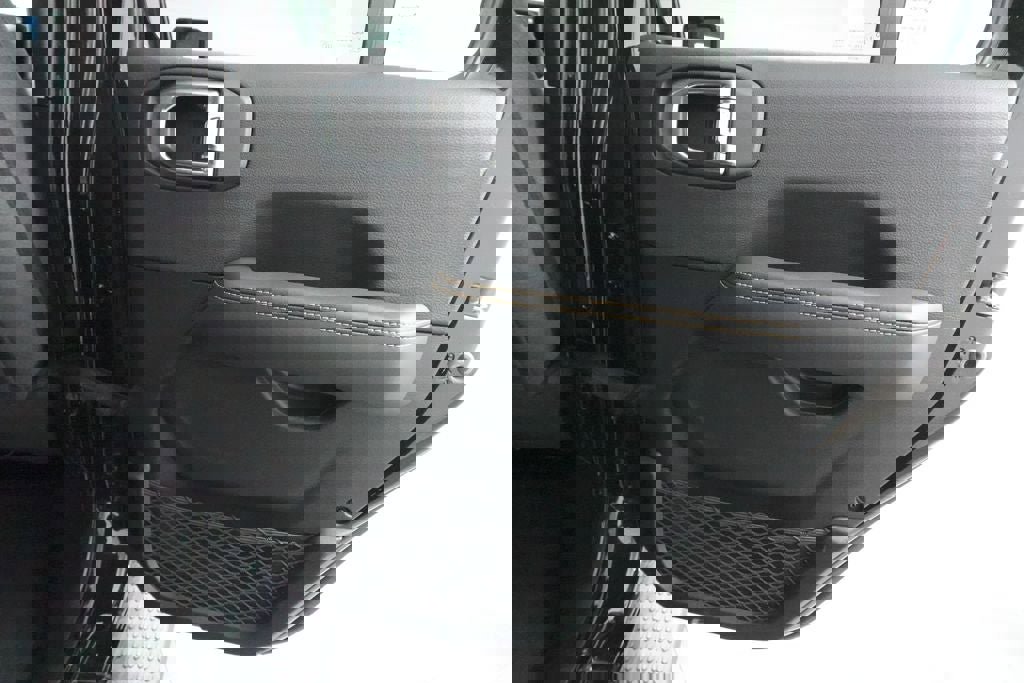 Used 2025 Jeep Wrangler Unlimited Sahara image 27