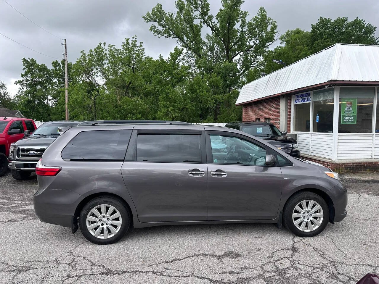 Used 2017 Toyota Sienna XLE w/ XLE Navigation Package AWD/4WD image 4