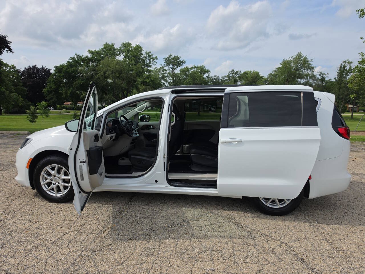 Used 2020 Chrysler Voyager LX w/ Cold Weather Group FWD image 15