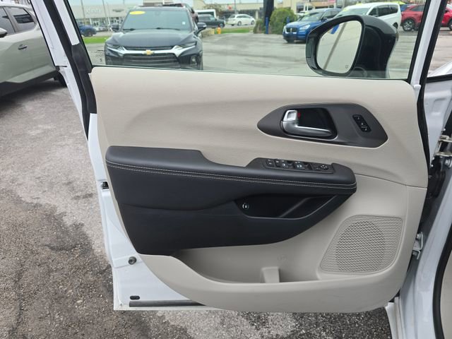 Used 2024 Chrysler Pacifica Select image 9