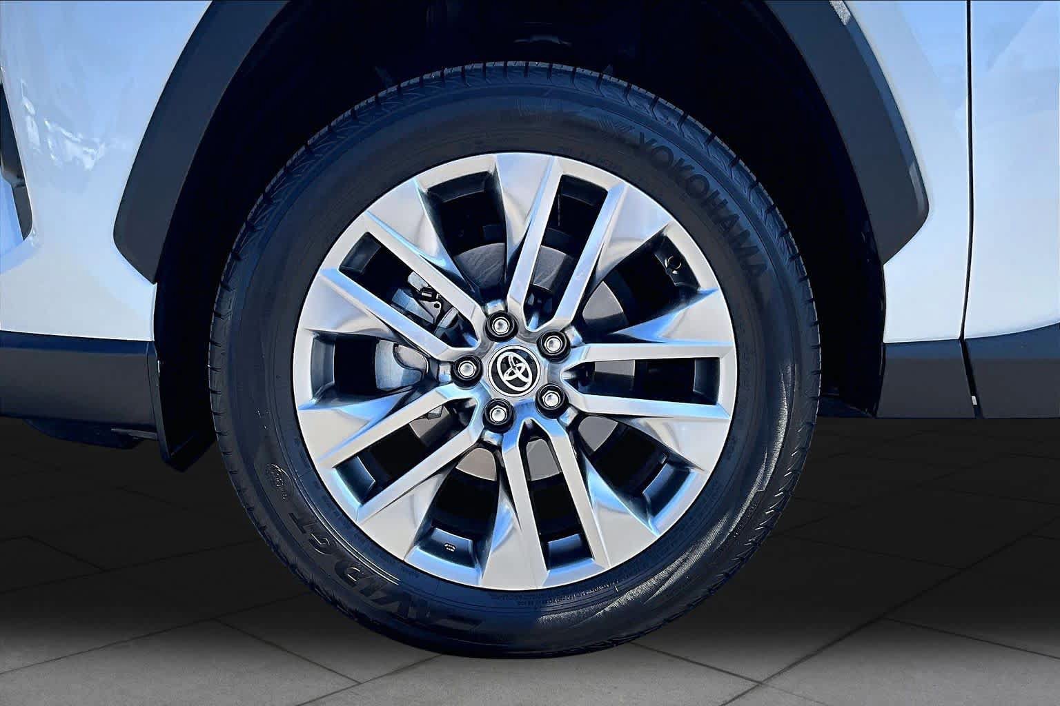 Used 2025 Toyota RAV4 XLE Premium FWD image 10