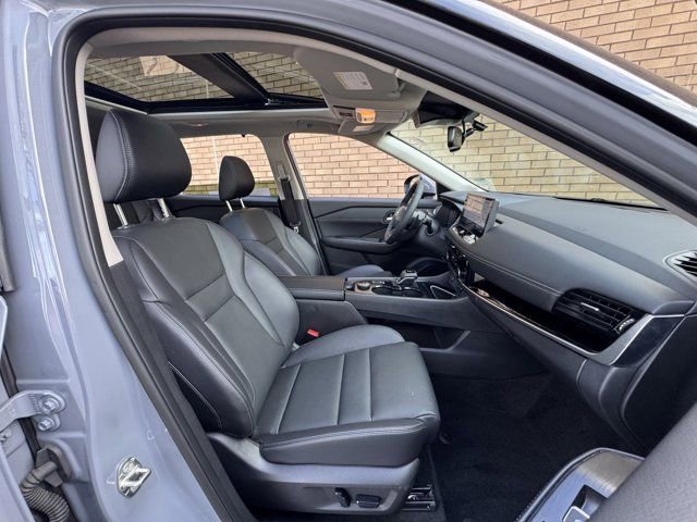 Used 2025 Nissan Rogue SL w/ Tech Package image 8