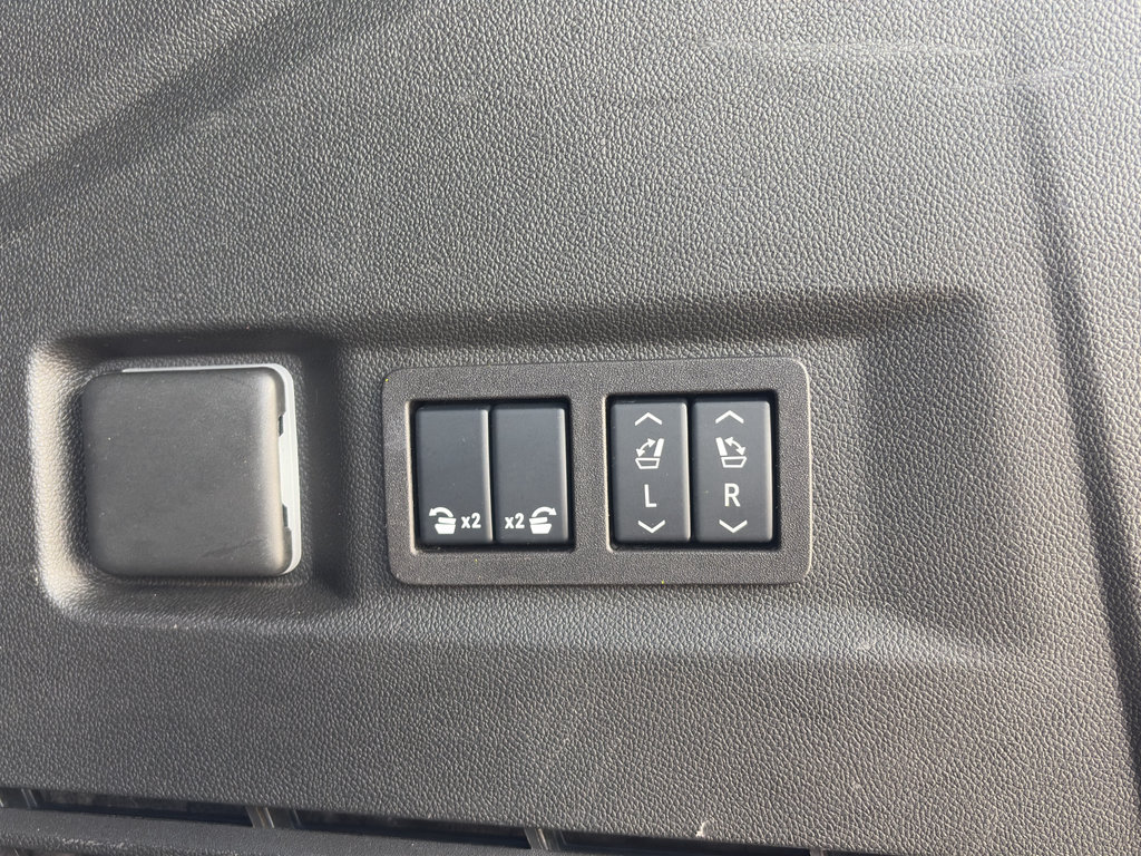 Certified 2025 GMC Yukon Denali AWD/4WD image 32