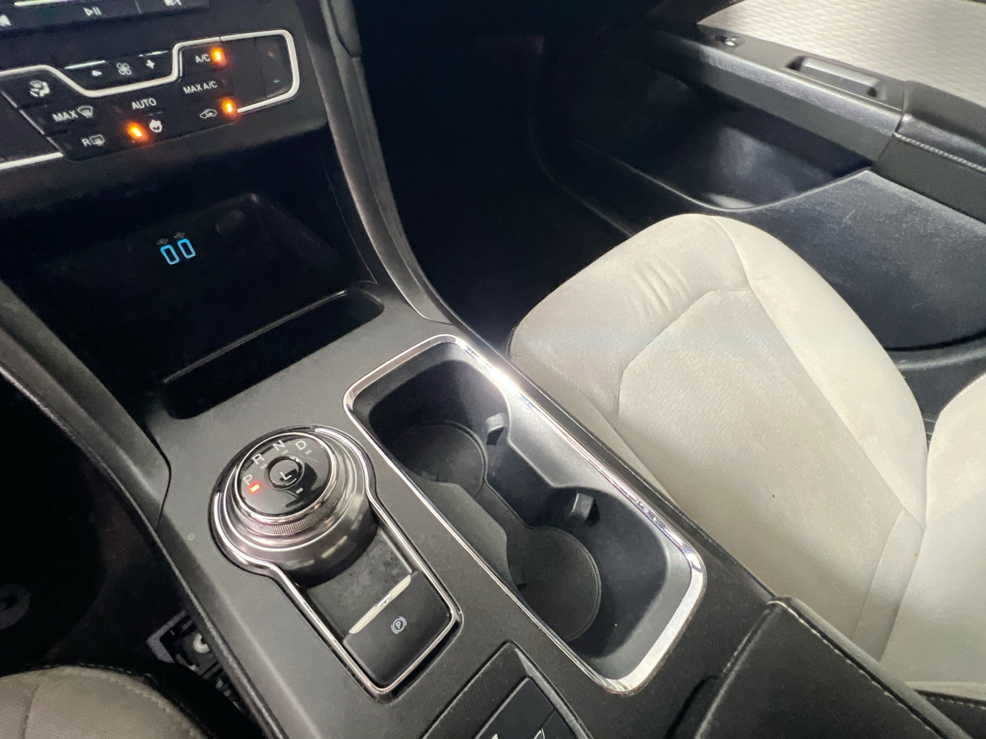 Used 2020 Ford Fusion SE w/ Equipment Group 151A image 26