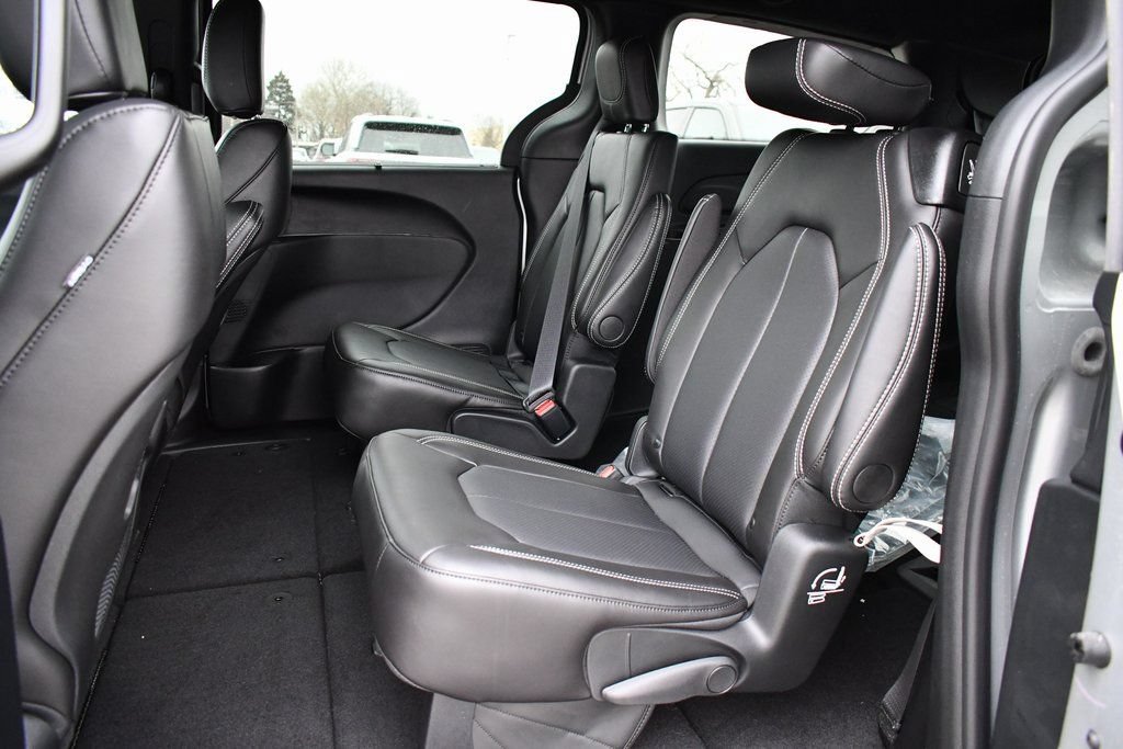 New 2026 Chrysler Voyager LX FWD image 9