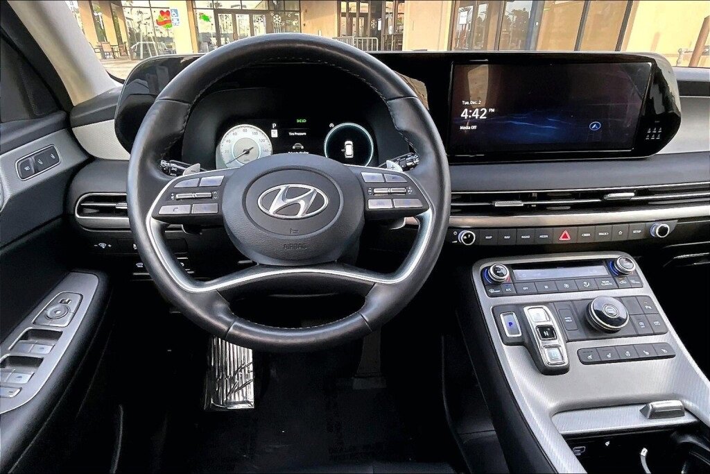 Certified 2025 Hyundai Palisade SEL image 7