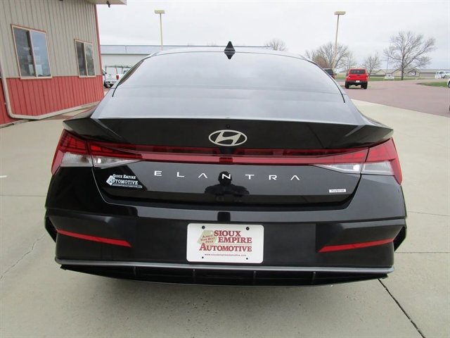 Used 2025 Hyundai Elantra Limited FWD image 8