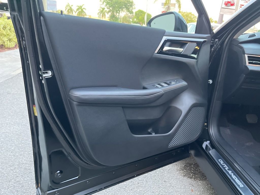 Used 2024 Mitsubishi Outlander ES image 26