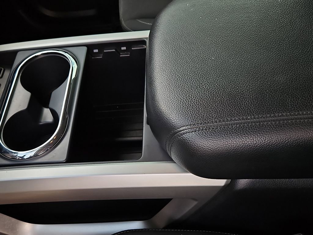 Used 2018 Nissan Titan SV w/ SV Convenience Package RWD image 24