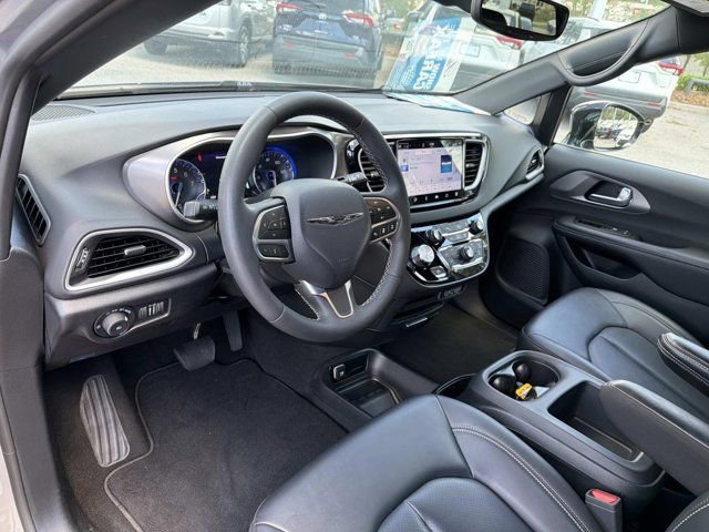 Used 2025 Chrysler Pacifica Select FWD image 13